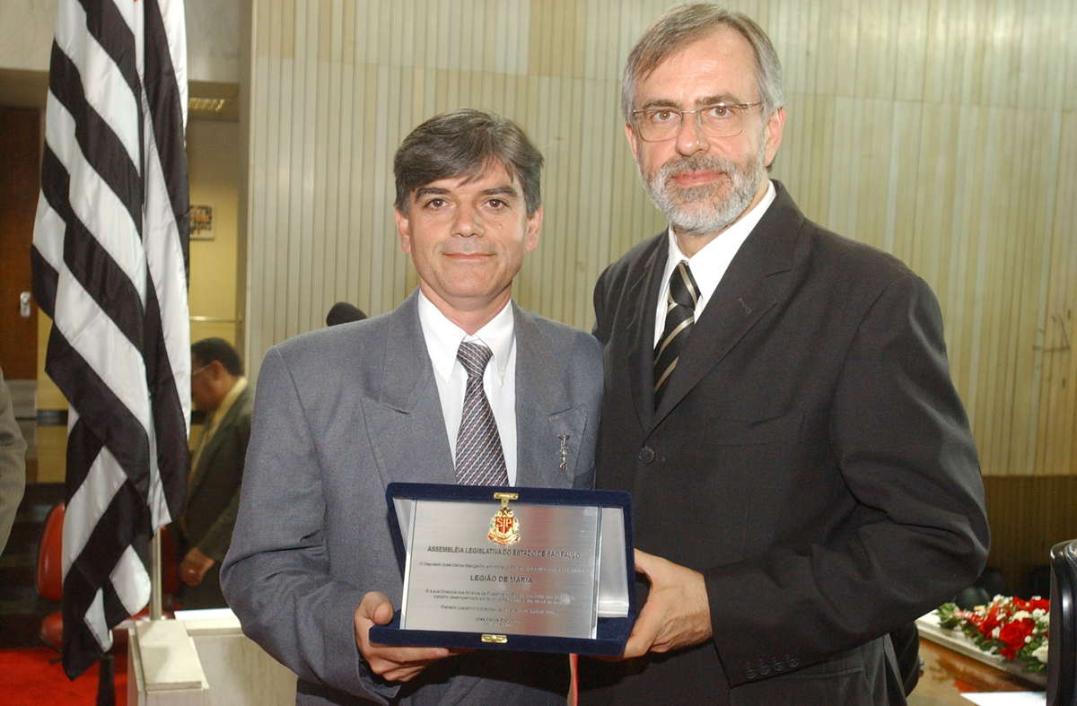 Nelson de Moraes recebe placa comemorativa das mos do deputado Stangarlini (esquerda)<a style='float:right;color:#ccc' href='https://www3.al.sp.gov.br/repositorio/noticia/03-2008/Z Maria.jpg' target=_blank><i class='bi bi-zoom-in'></i> Clique para ver a imagem </a>